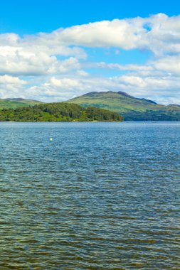 Luss, Argyll ve Bute İskoçya, İngiltere'de gölde Loch Lomond ile güzel manzara