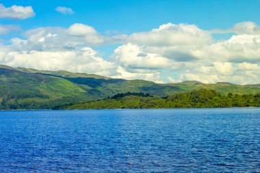 Luss, Argyll ve Bute İskoçya, İngiltere'de gölde Loch Lomond ile güzel manzara