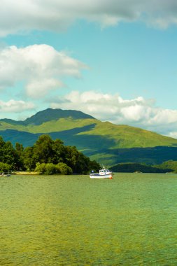 Güneşli bir günde bir tekne Loch Lomond Gölü İskoçya, İngiltere