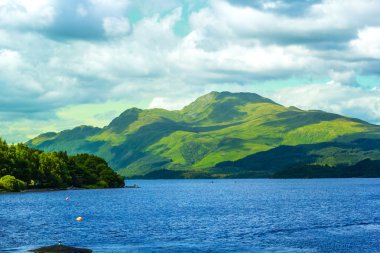 Luss, Argyll ve Bute İskoçya, İngiltere'de Loch Lomond gölde güzel manzara