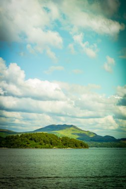 Luss, Argyll ve Bute İskoçya, İngiltere'de gölde Loch Lomond güzel manzara