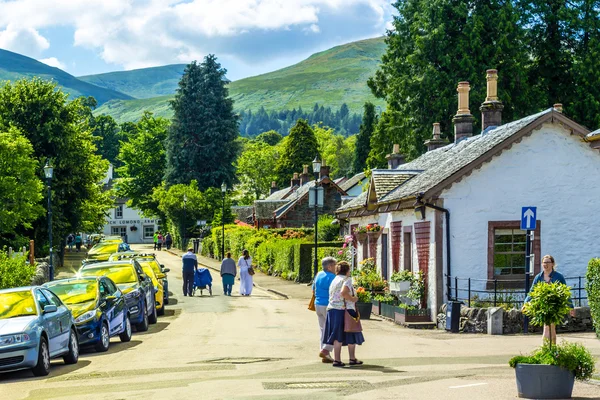 Piękny kamień domki w Luss, Scotland, Uk, 21 lipca 2016 — Zdjęcie stockowe