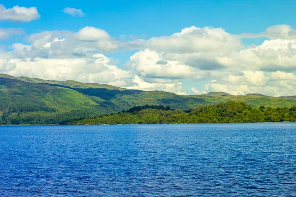 Linda paisagem com lago Loch Lomond em Luss, Argyll & Bute na Escócia, Reino Unido — Fotografia de Stock