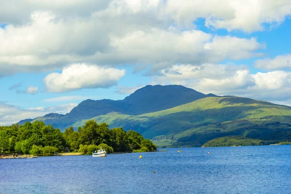 Loch Lomond Luss, İskoçya, İngiltere'de güzel yaz manzaraya