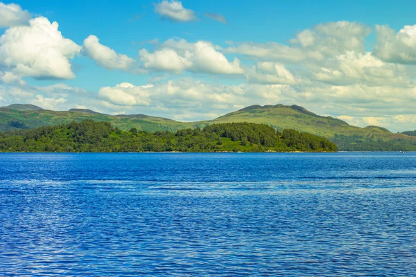 Piękny krajobraz jeziora Loch Lomond w Luss, Argyll & Bute w Szkocji, Wielka Brytania — Zdjęcie stockowe