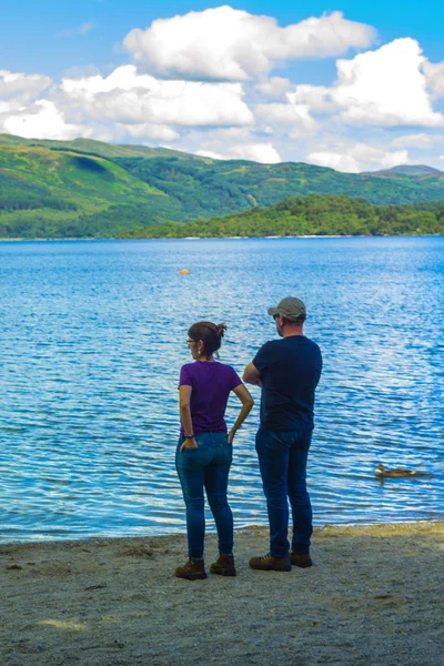 Loch Lomond Gölü, Luss, İskoçya, 21 Temmuz, 2016 sahilde bizi bekleyen bir çift — Stok fotoğraf