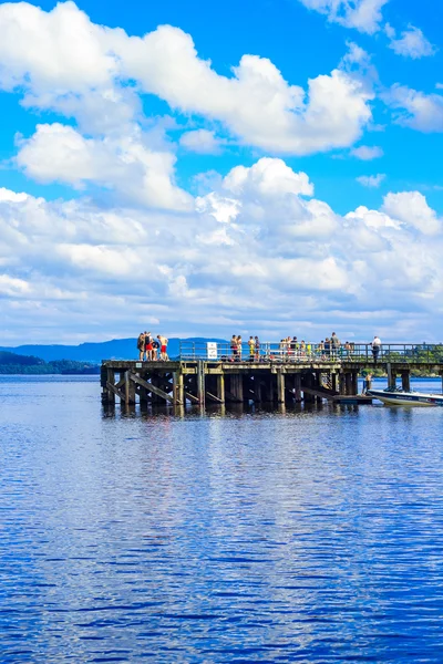 Lidé, které baví za slunného dne v Luss molo, Loch Lomond, Argylle a bute, Skotsko, 21 Červenec, 2016 — Stock fotografie