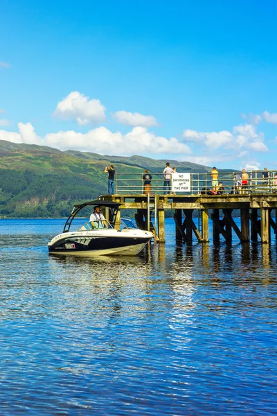 Pessoas se divertindo em um dia ensolarado no Luss Pier, Loch Lomond, Argylle and bute, Escócia, 21 de julho de 2016 — Fotografia de Stock