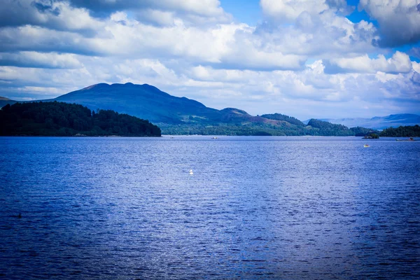 Piękny krajobraz jeziora Loch Lomond w Luss, Argyll & Bute w Szkocji, Wielka Brytania — Zdjęcie stockowe