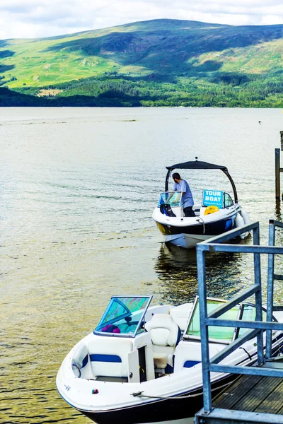 Homme sur le bateau à moteur au lac Loch Lomond en Écosse, 21 Juillet, 2016 — Photo