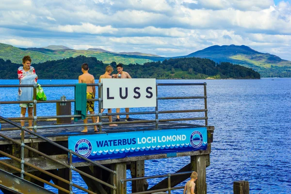 Ludzie, zabawy na słoneczny dzień na molo Luss, Loch Lomond, Argylle i bute, Szkocja, 21 lipca 2016 — Zdjęcie stockowe