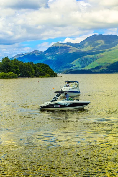 Pessoas no barco a motor no lago Loch Lomond, na Escócia, 21 de julho de 2016 — Fotografia de Stock