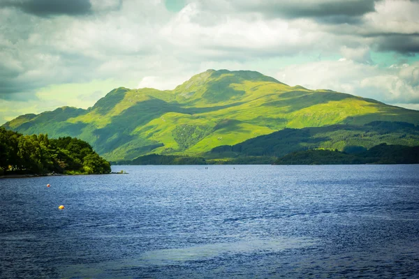 Luss, Argyll ve Bute İskoçya, İngiltere'de Loch Lomond gölde güzel manzara