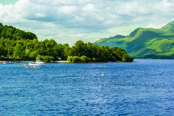 Lidé na motorovém člunu na Loch Lomond jezera ve Skotsku, 21 Červenec, 2016 — Stock fotografie