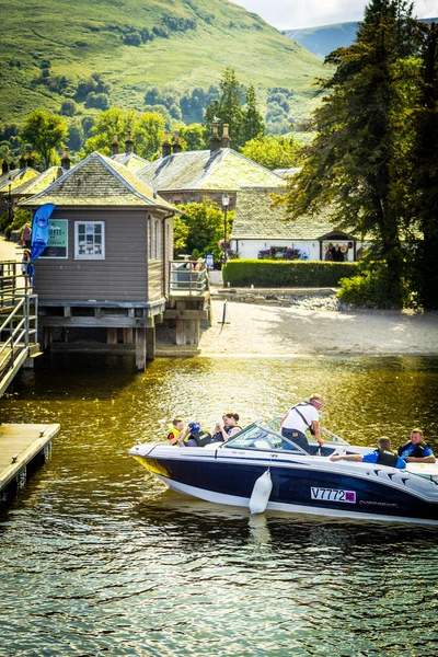 Tienerjongens permanent op de pier, zomer op Loch Lomond, Luss, Schotland, 21 juli, 2016 — Stockfoto