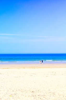 İngiliz genç aile ile yaz sahilde