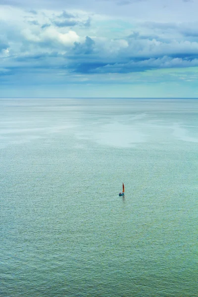 Una piccola barca su un oceano enorme — Foto Stock