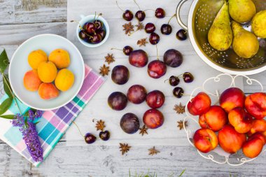 Ahşap masa, düz görünüm taş sonbahar meyve.