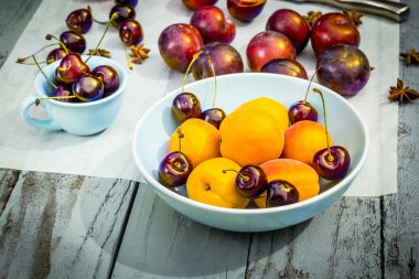 Ahşap masa, düz görünüm taş sonbahar meyve.