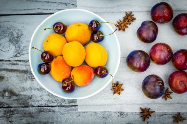 Ahşap masa, düz görünüm taş sonbahar meyve.