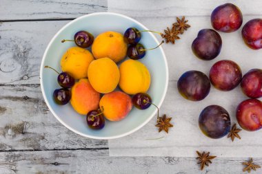 Ahşap masa, düz görünüm taş sonbahar meyve.