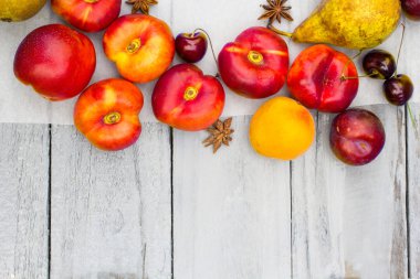 Ahşap masa, düz görünüm taş sonbahar meyve.