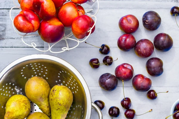 Pietra Frutta autunnale sul tavolo di legno, vista piatta — Foto Stock