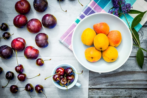 Piedra Fruta de otoño en la mesa de madera, vista plana — Foto de Stock