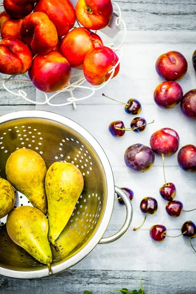 Pedra fruta do outono sobre a mesa de madeira, vista plana — Fotografia de Stock