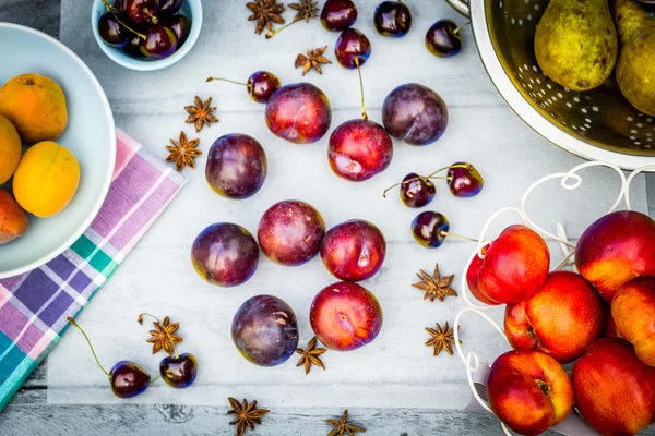 Piedra Fruta de otoño en la mesa de madera, vista plana —  Fotos de Stock