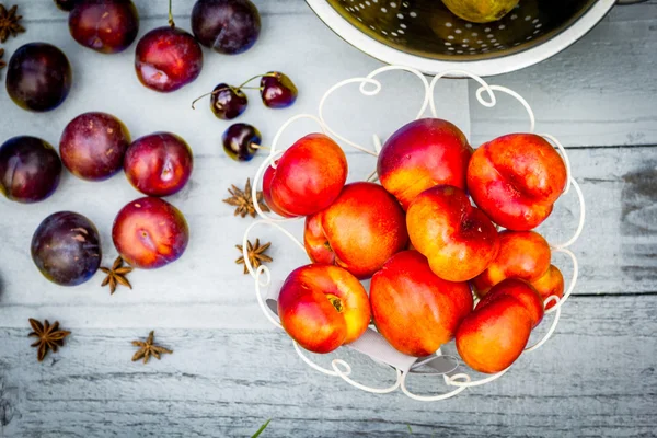 Piedra Fruta de otoño en la mesa de madera, vista plana . — Foto de Stock