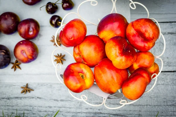 Pietra Frutta autunnale sul tavolo di legno, vista piatta . — Foto Stock