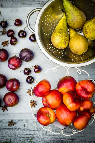 Кам'яні осінні плоди на дерев'яному столі, плоский вид . — стокове фото