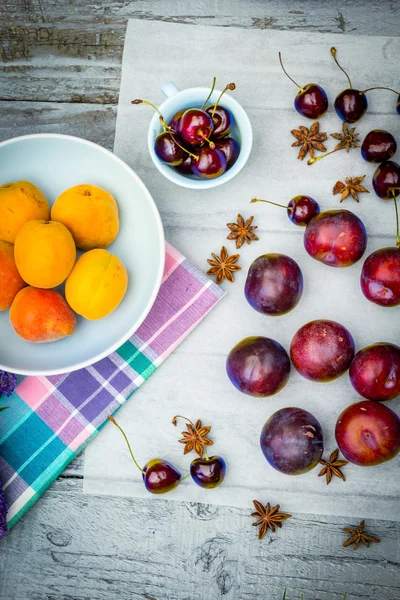 Pedra fruta do outono sobre a mesa de madeira, vista plana . — Fotografia de Stock