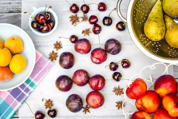 Sten hösten frukt på tabellen trä, platt vy. — Stockfoto