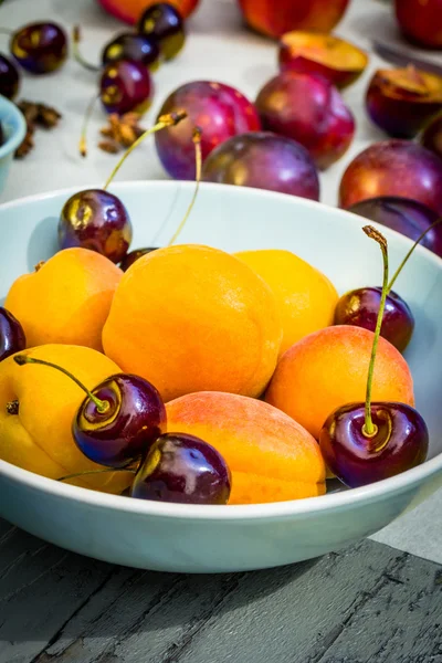 Piedra Fruta de otoño en la mesa de madera, vista plana . — Foto de Stock