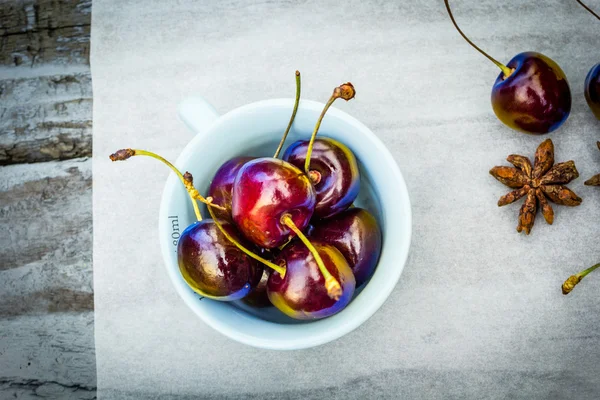 Pietra Frutta autunnale sul tavolo di legno, vista piatta . — Foto Stock