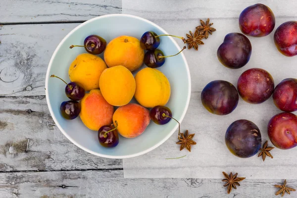 Ahşap masa, düz görünüm taş sonbahar meyve.