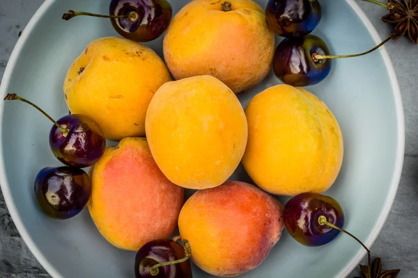 Piedra Fruta de otoño en la mesa de madera, vista plana . — Foto de Stock