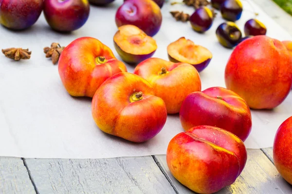 Sten hösten frukt på tabellen trä, platt vy. — Stockfoto