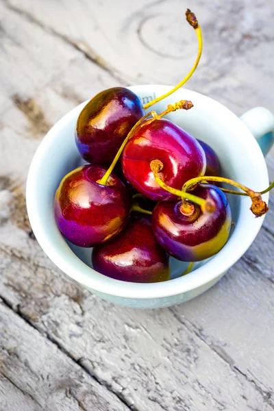 Pietra Frutta autunnale sul tavolo di legno, vista piatta . — Foto Stock