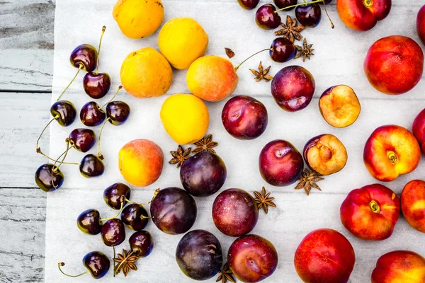 Pierre Fruits d'automne sur la table en bois, vue plate . — Photo