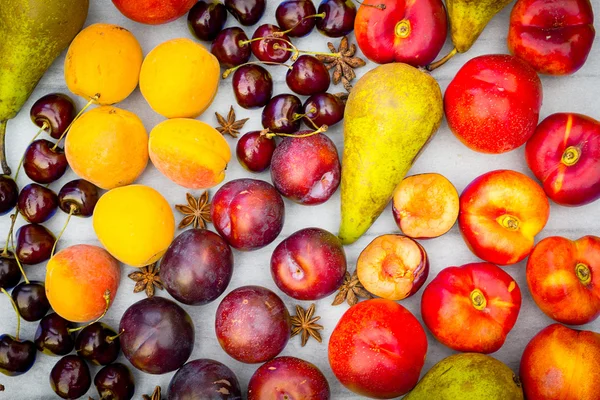 Pedra fruta do outono sobre a mesa de madeira, vista plana . — Fotografia de Stock