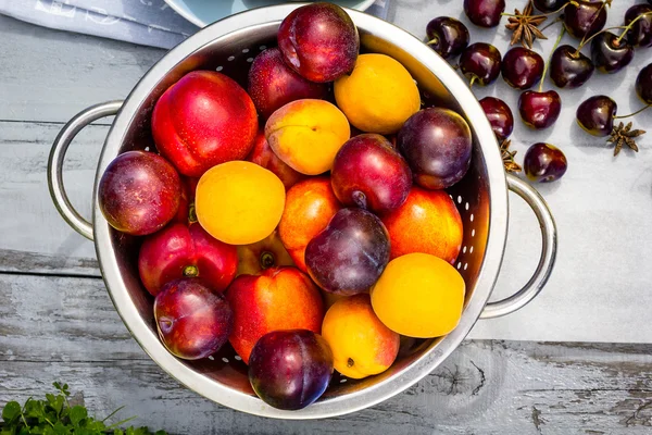 Sten hösten frukt på tabellen trä, platt vy. — Stockfoto