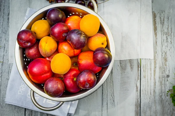 Piedra Fruta de otoño en la mesa de madera, vista plana . — Foto de Stock