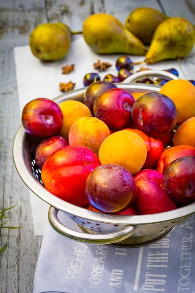 Piedra Fruta de otoño en la mesa de madera, vista plana . — Foto de Stock