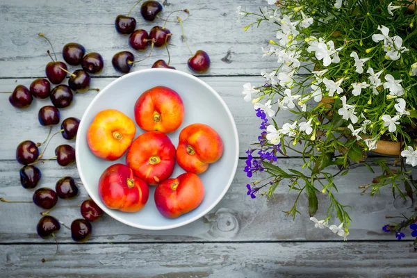 Sten hösten frukt på tabellen trä, platt vy. — Stockfoto