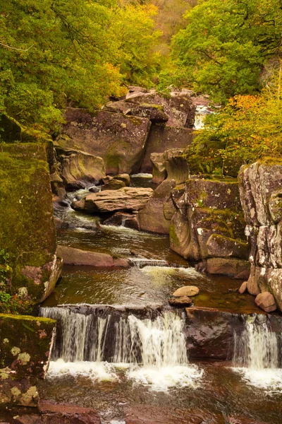 秋景山水図、スコットランドを滝します。 — ストック写真