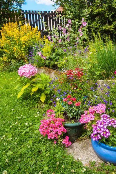 Zahrada, romantika, idyla, jaro — Stock fotografie