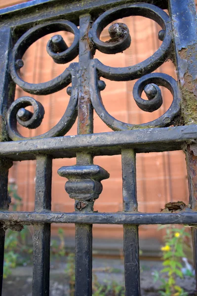 Żelazną bramą — Zdjęcie stockowe